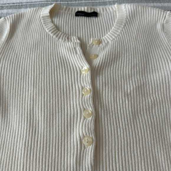 MODA casual off white long sleeve V neck sweater with buttons - Picture 5 of 9